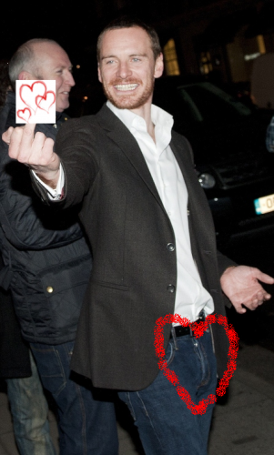 michael_fassbender_middle_finger.jpg.png
