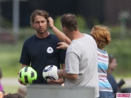 Gerard-Butler-Playing-the-Field-042011-2-580x435.jpg