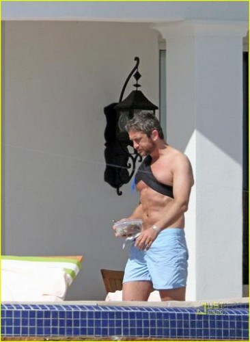 gerard-butler-jennifer-aniston-cabo-birthday-01.jpg