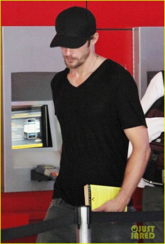 alexander-skarsgard-seeing-a-movie-12.jpg