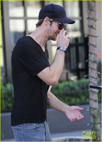 alexander-skarsgard-seeing-a-movie-13.jpg