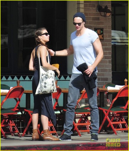 93381380_alexanderskarsgardembraceslittledoms05.jpg