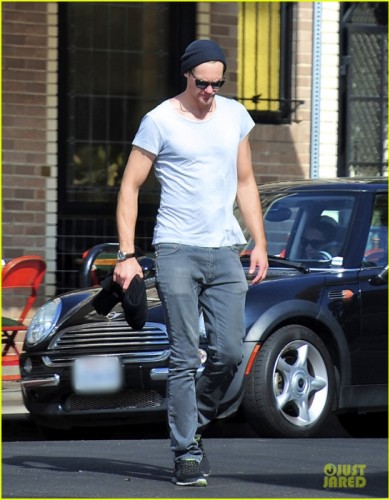 93381376_alexanderskarsgardembraceslittledoms03.jpg