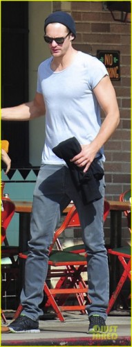 93381375_alexanderskarsgardembraceslittledoms02.jpg