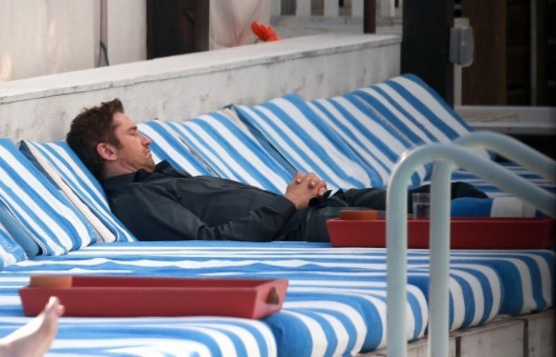 Gerard+Butler+Gerard+Butler+Relaxing+Poolside+BdqT304jjc6x.jpg