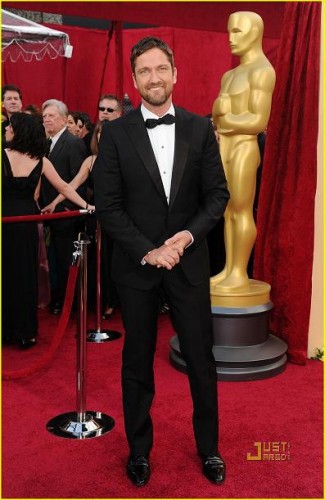 gerard-butler-2010-oscars-red-carpet-01.jpg