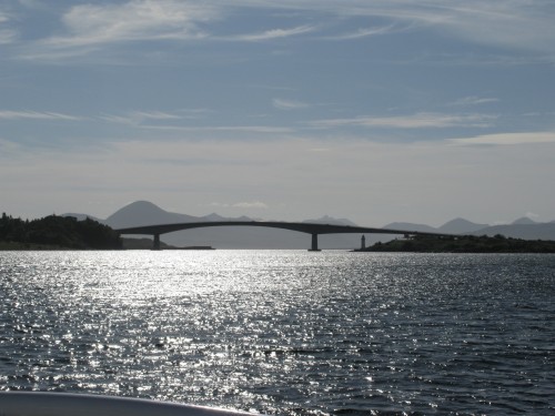 Знаменитый вид на Skye Bridge - мост, ведущий с &quot;большой земли&quot; на остров Скай. Можно о нем прочитать тут http://en.wikipedia.org/wiki/Skye_Bridge. <br />(не путать с вот этим http://niocem.ru/nebesnyj-most-langkavi-langkawi-sky-bridge.html ))))<br />Мост состоит из двух сегментов. Это - один из них.