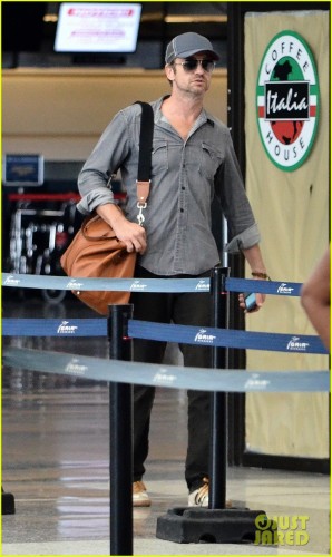 gerard-butler-ducks-under-ropes-at-barbados-airport-01.jpg