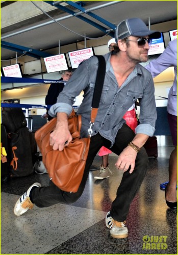 gerard-butler-ducks-under-ropes-at-barbados-airport-03.jpg