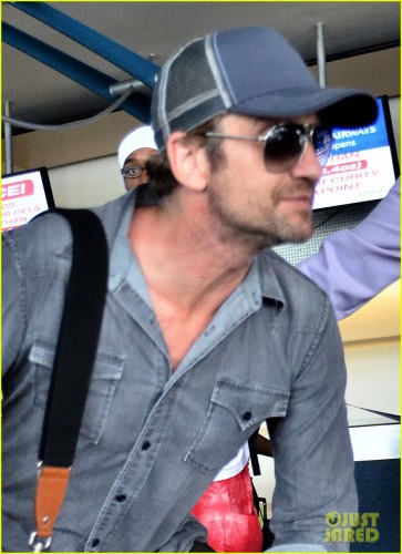 gerard-butler-ducks-under-ropes-at-barbados-airport-06.jpg