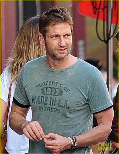 gerard-butler-meets-up-with-gal-pal-in-the-meatpacking-district-04.jpg