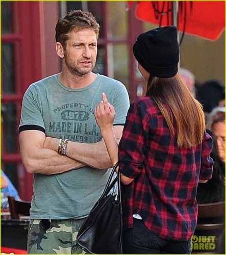 gerard-butler-meets-up-with-gal-pal-in-the-meatpacking-district-03.jpg