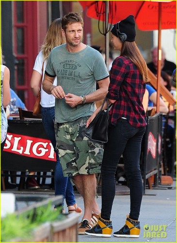 gerard-butler-meets-up-with-gal-pal-in-the-meatpacking-district-01.jpg