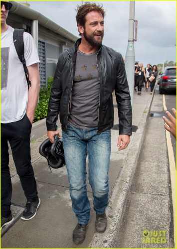 gerard-butlers-smile-is-irresistable-at-ellery-fashion-show-15.jpg