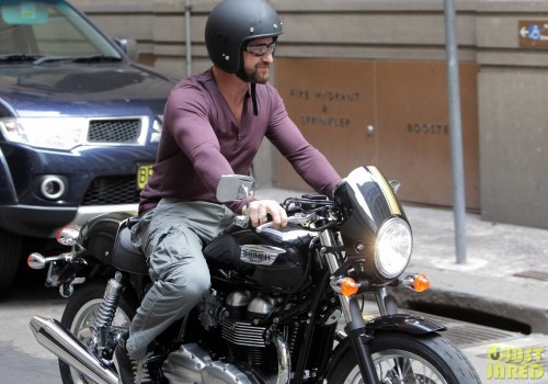 gerard-butler-shirt-barely-contain-huge-muscles-14.jpg