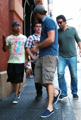 file-leonardo-dicaprio-keeps-a-low-profile-in-nyc_10.jpg