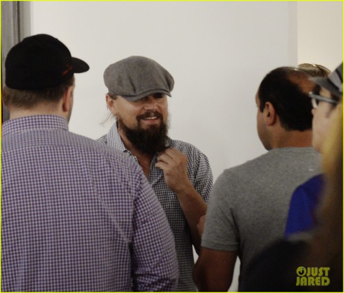 leonardo-dicaprio-still-sporting-his-bushy-beard-04.jpg