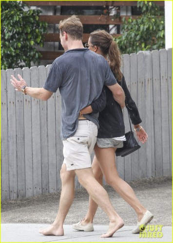 michael-fassbender-alicia-vikander-pda-sydney-02.jpg