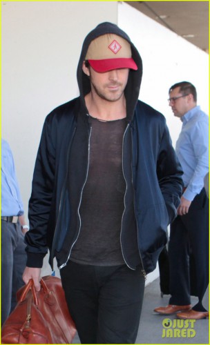 ryan-gosling-hides-brown-hair-under-cap-02.jpg