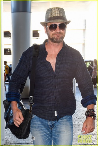 gerard-butler-is-a-labor-day-jet-setter-04.jpg