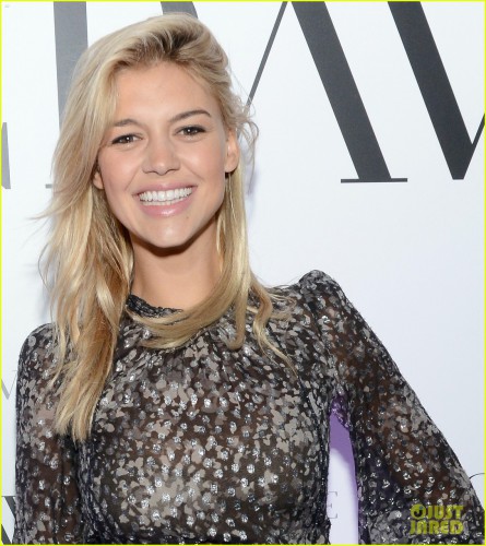 kelly-rohrbach-goes-solo-at-craveonline-relaunch-celebration-09.jpg