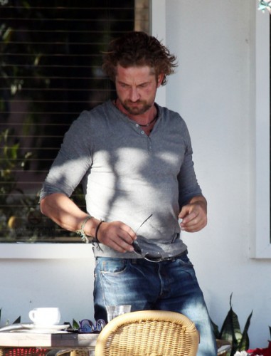 Gerard+Butler+Gerard+Butler+Eats+Friends+Brentwood-3.jpg
