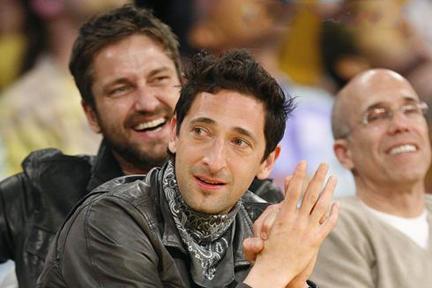 Джерард Батлер и Эдриан Броуди на игре Lakers в Лос-Анджелесе
