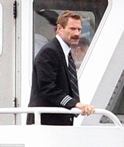 2CFC67F800000578-3258053-Co_pilot_A_mustached_Aaron_Eckhart_could_be_seen_gripping_the_ra-a-3_1444323416420.jpg