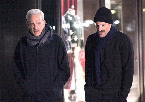 2D27FE2C00000578-3262886-Fighting_off_the_winter_weather_The_actors_were_warmly_dressed_i-a-3_1444231848987.jpg