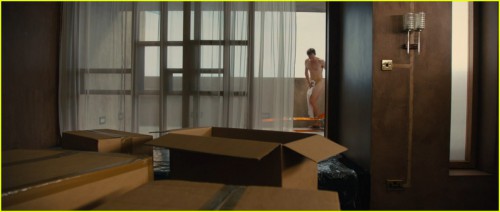tom-hiddleston-strips-down-completely-in-high-rise-clip-08.jpg