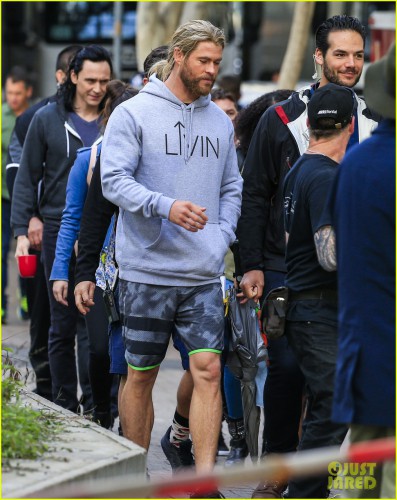tom-hiddleston-chris-hemsworth-on-set-02.jpg