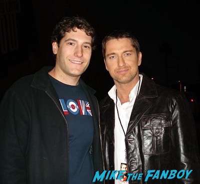 Gerard-Butler-meeting-fans-signing-autographs-selfie-1.jpg
