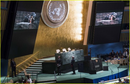 leonardo-dicaprio-michael-douglas-commemorate-international-day-of-peace-02.jpg