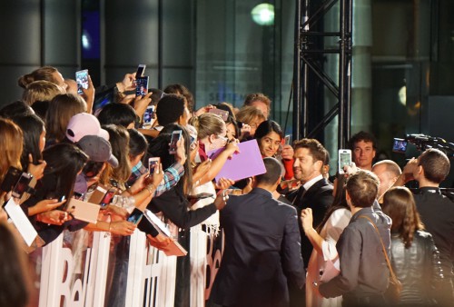 Gerard-Butler-signs-autographs.jpg