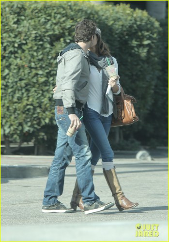 gerard-butler-kisses-girlfriend-morgan-brown-19.jpg