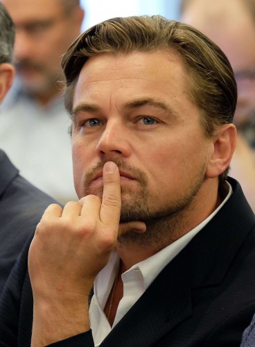 leonardo_di_caprio_poses_for_a_photo_4.jpg