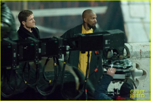 taron-egerton-jamie-foxx-robin-hood-night-scenes-09.jpg