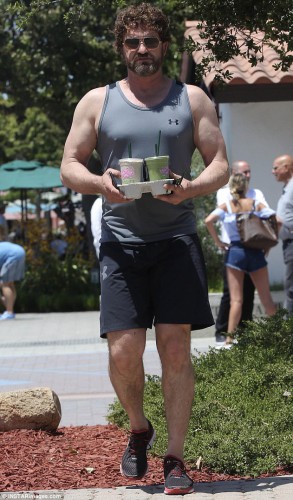 40E58F4100000578-4550886-Ripped_The_300_hunk_s_muscular_arms_were_on_full_display_in_his_-m-21_1496013644939.jpg