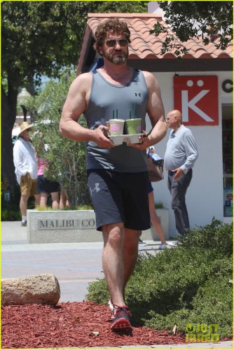 gerard-butler-shows-off-his-buff-biceps-in-la03.jpg