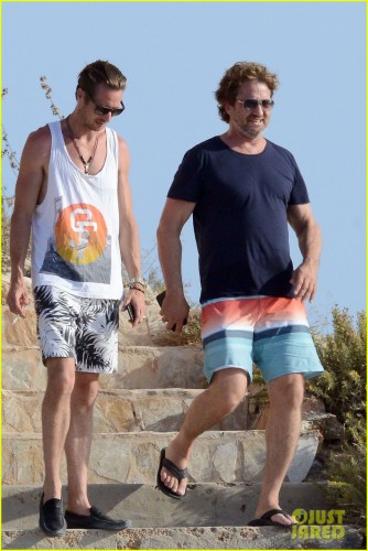 gerard-butler-long-hair-beach-spain-03.jpg