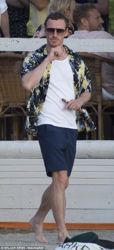 4561285000000578-4983572-Wedded_bliss_Michael_Fassbender_and_Alicia_Vikander_were_seen_we-a-46_1508128794409.jpg