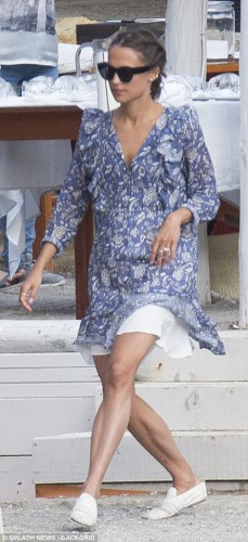 45612A7D00000578-4983572-Wedded_bliss_Michael_Fassbender_and_Alicia_Vikander_were_seen_we-a-47_1508128828908.jpg