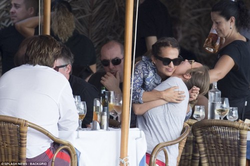 4561278300000578-4983572-Celebratory_mood_The_Danish_Girl_star_was_seen_happily_embracing-a-51_1508128902001.jpg