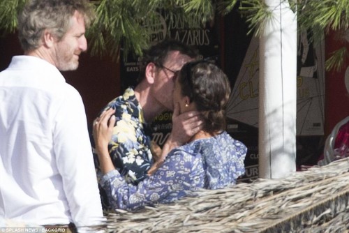 45612A2F00000578-4983572-Sealed_with_a_kiss_The_handsome_actor_was_seen_cradling_the_gorg-a-53_1508128932601.jpg
