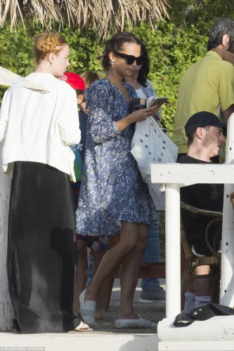 456127C600000578-4983572-Checking_in_The_Oscar_winning_star_was_seen_sneaking_glances_at_-a-55_1508128968674.jpg