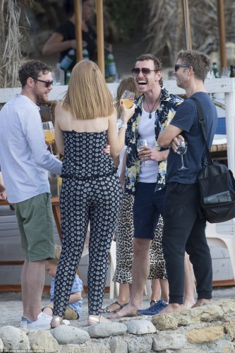 4561270400000578-4983572-Feeling_happy_An_ecstatic_Michael_was_seen_chatting_and_laughing-a-56_1508128989483.jpg