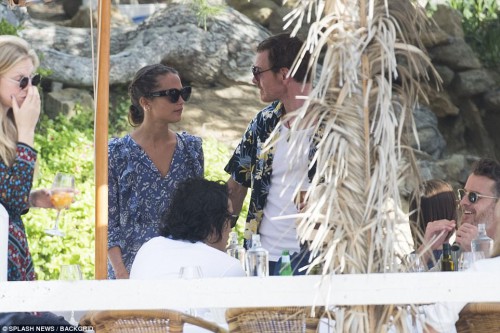 456126FE00000578-4983572-Stealing_glances_At_one_stage_the_pair_appeared_to_have_been_sha-a-57_1508129006326.jpg