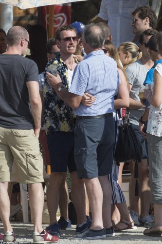 456126D200000578-4983572-Imparting_some_wisdom_The_German_born_actor_was_seen_embracing_a-a-58_1508129021666.jpg