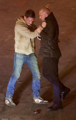 47643D2E00000578-5196735-Fighting_fit_Earlier_this_week_Tom_was_seen_shooting_a_fight_sce-m-91_1513734242701.jpg