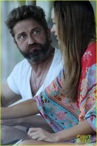 gerard-butler-beach-nye-02.jpg